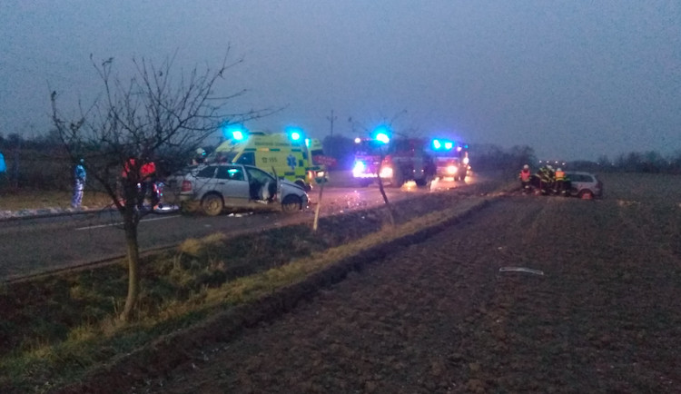 AKTUÁLNĚ: U Grygova se střetla dvě osobní auta, hasiči museli dvě osoby vyprostit