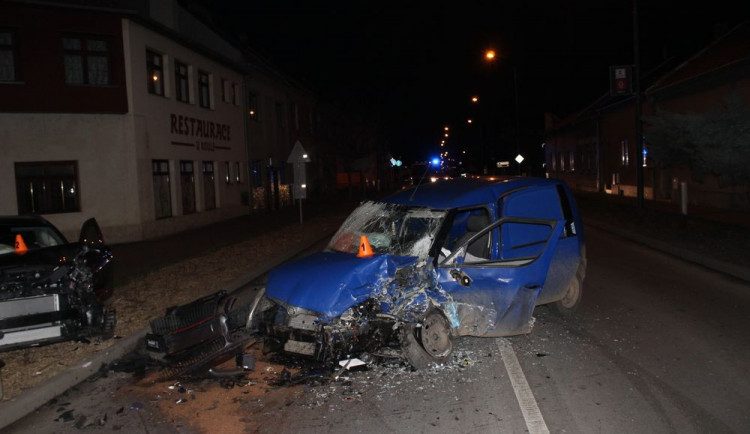 Řidič nedal přednost v jízdě a zapříčinil čelní srážku dvou aut. Čtyři lidé se zranili