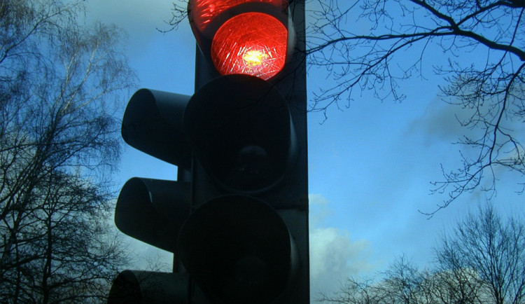 U nádraží srazilo auto seniorku, která byla se zraněním převezena do nemocnice. Žena v sobě měla alkohol