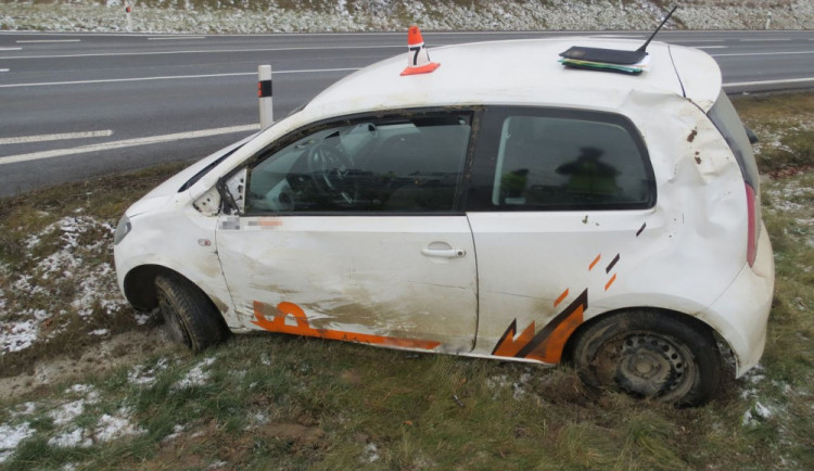 Řidič vjel se svým Citigem příliš rychle do zatáčky, dostal smyk a skončil mimo silnici