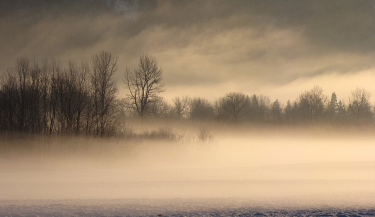 POČASÍ NA STŘEDU: Čekají nás mrznoucí mlhy a slabé sněžení