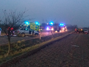 AKTUÁLNĚ: U Grygova se střetla dvě osobní auta, hasiči museli dvě osoby vyprostit