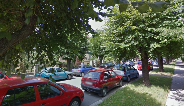 Dvanáct aut bylo zaparkovaných v Bořivojově ulici v době ohlášeného blokového čištění