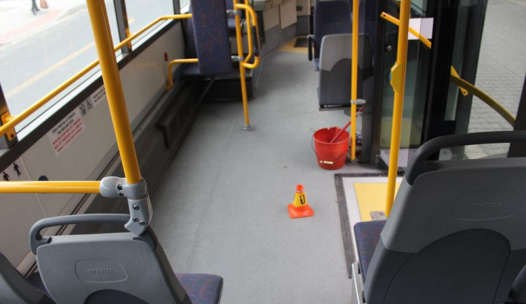 Seniorka se během jízdy v autobusu postavila a ztratila rovnováhu. Spolucestující chtěla zabránit pádu ženy, nakonec upadly obě