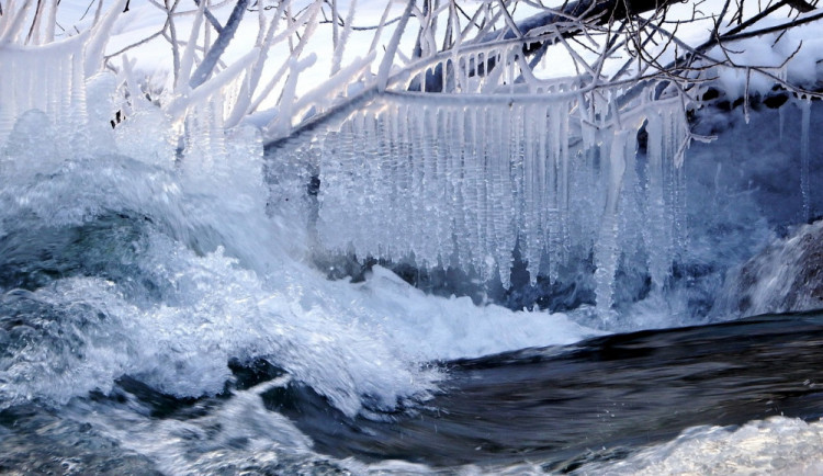 POČASÍ NA PÁTEK: Na závěr pracovního týdne zasněží, později se dočkáme mrznoucího deště