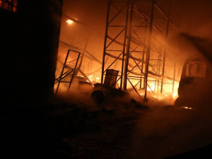 AKTUÁLNĚ: V Olomouci hoří sklady v Babíčkově ulici, obrovský požár likviduje deset jednotek hasičů