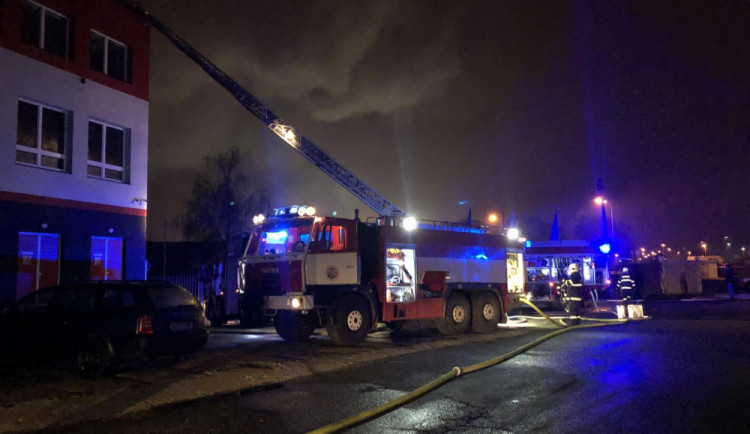 Probíhá vyšetřování příčin rozsáhlého požáru v Olomouci. Na místě pomáhají i policejní psi