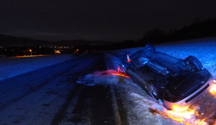 Řidička se vyhýbala předjíždějícímu řidiči v protisměru, se svým autem skončila v příkopu. Viník nehody ujel