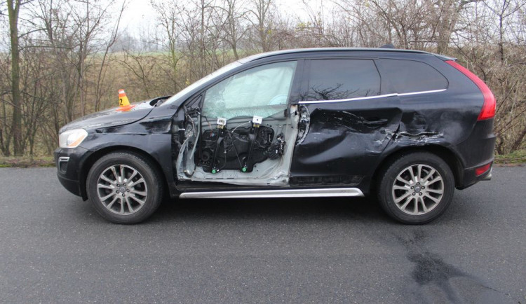 Řidič náklaďáku přejel v mlze do protisměru, kde naboural auto. Z místa ujel, protože si prý nehody nebyl vědom