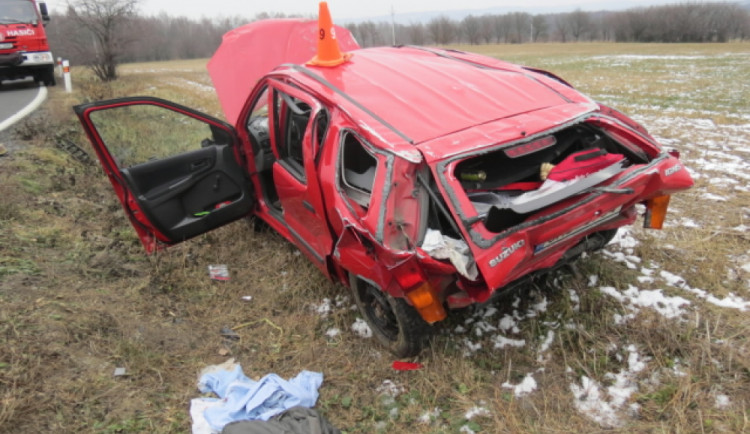 FOTO: Při tragické nehodě zemřel řidič. Auto se odmrštilo a několikrát se přetočilo přes střechu