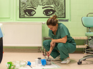 FOTO: Podívejte se, jak talentovaná lékařka vyzdobila operační sály ORL. Stěny zdobí zentagle malby