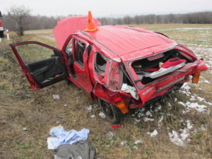 FOTO: Při tragické nehodě zemřel řidič. Auto se odmrštilo a několikrát se přetočilo přes střechu