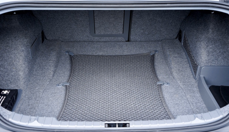 Zloděj vykradl kufr auta na parkovišti u obchodu. Odnesl si notebook, laserový dálkoměr i firemní razítka