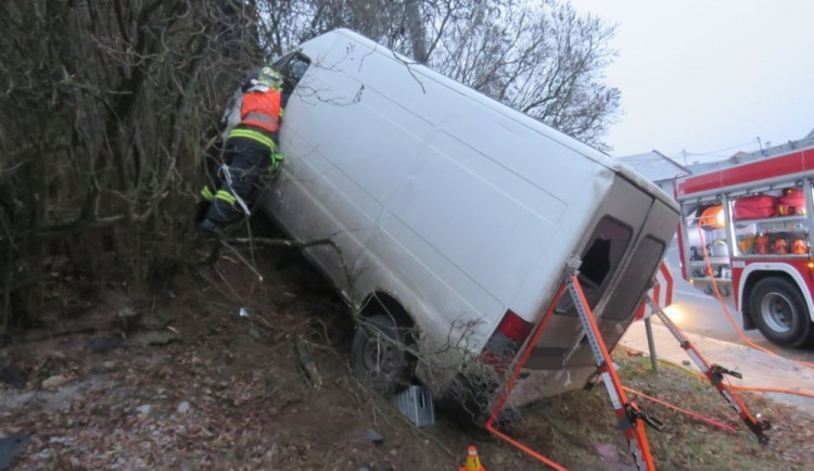 Z jedoucího auta vyskočil ven řidič a spolujezdec. Auto jelo dál a nabouralo do kůlny