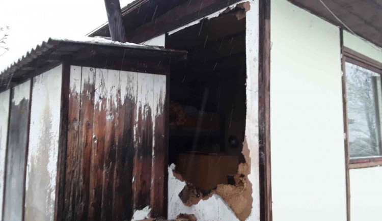 Hasiči zasahovali u požáru chatky, ve které spal majitel. Za vzplanutím stál pravděpodobně komín