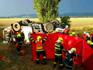 Jeden hasič při výjezdu k zásahu zemřel, druhý je těžce zraněný. Jejich rodinám darovali lidé téměř dva a půl milionu korun