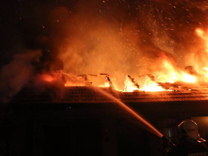 FOTO/VIDEO: V Bělkovicích hořelo na dvorku rodinného domu, přístřešek lehl popelem