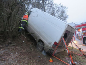 Z jedoucího auta vyskočil ven řidič a spolujezdec. Auto jelo dál a nabouralo do kůlny