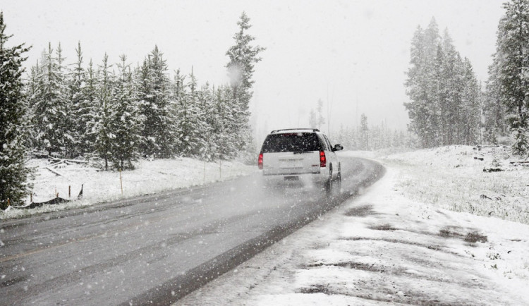 Silničáři vyzývají řidiče k opatrnosti kvůli větru a dešťovým přeháňkám. Na některých silnicích je ujetý sníh