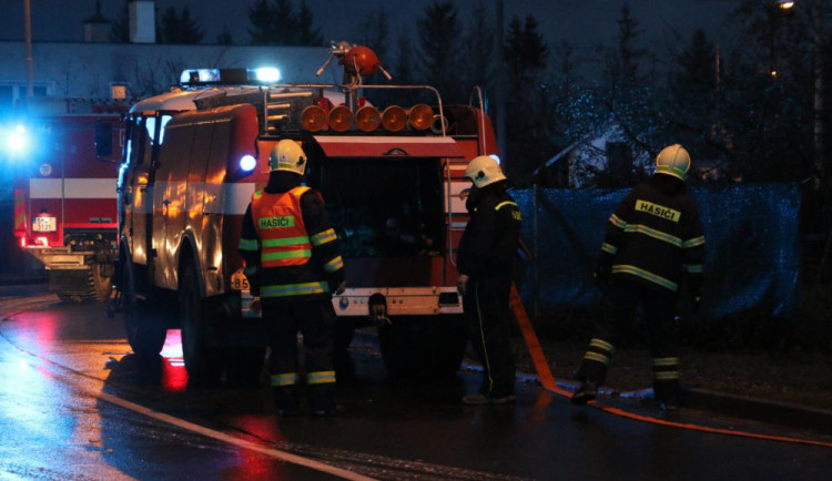 FOTO/VIDEO: Hasiči ráno likvidovali požár přístavby rodinného domu a dvou dražších aut
