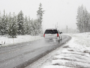 Silničáři vyzývají řidiče k opatrnosti kvůli větru a dešťovým přeháňkám. Na některých silnicích je ujetý sníh