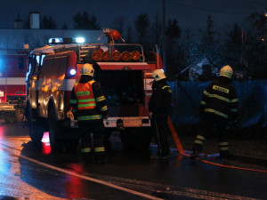 FOTO/VIDEO: Hasiči ráno likvidovali požár přístavby rodinného domu a dvou dražších aut