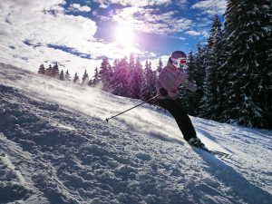 Kvůli dešti byla návštěvnost lyžařských areálů v Jeseníkách nízká. Sněhu je však pořád dost