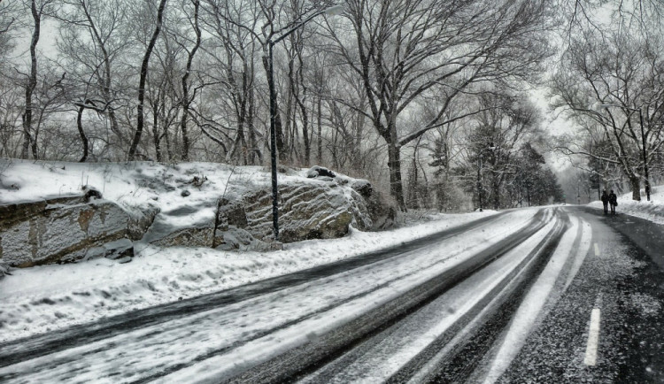 Na silnicích na severu Olomouckého kraje leží sníh. Jinde dopravu komplikují mlhy, déšť a vítr
