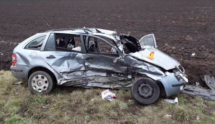 FOTO: U Kralic na Hané se střetla dvě osobní auta, pro zraněné musel i záchranářský vrtulník