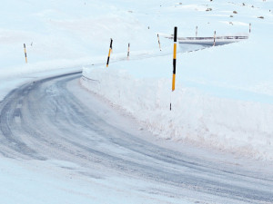 Dopravu komplikuje sníh, platí výstraha před tvorbou sněhových jazyků