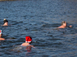 Desítky otužilců v kostýmech si i letos na Silvestra zaplavou v Bečvě. Každoročně je sledují stovky lidí