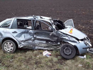 FOTO: U Kralic na Hané se střetla dvě osobní auta, pro zraněné musel i záchranářský vrtulník