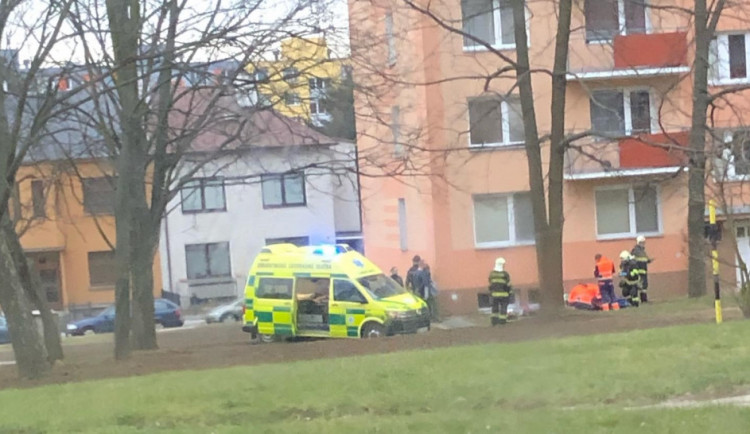 AKTUÁLNĚ: Muž spadl z paneláku ve Vojanově ulici v Olomouci. Na místě zasahuje policie