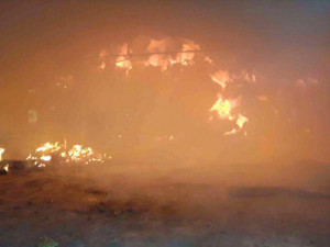 AKTUÁLNĚ: Jedenáct jednotek hasičů zasahuje u rozsáhlého požáru uskladněného sena a slámy