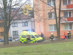 AKTUÁLNĚ: Muž spadl z paneláku ve Vojanově ulici v Olomouci. Na místě zasahuje policie