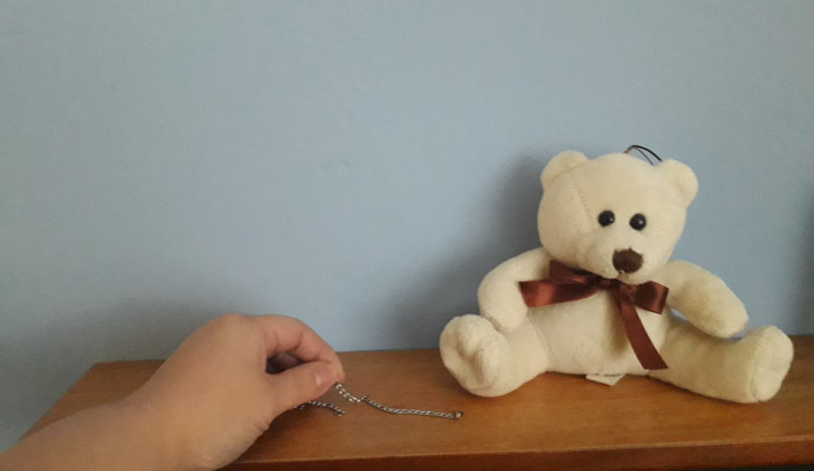 Návštěva sebrala z dětského pokoje řetízek s medailonkem, na kterém je Panna Marie s Ježíškem