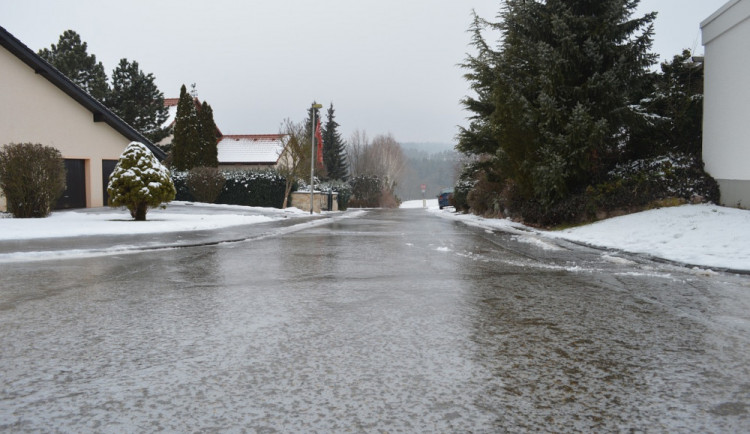 V Olomouckém kraji hrozí námraza, místy je na silnicích sníh