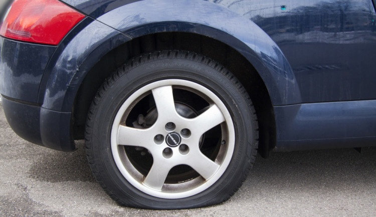 Vandal poškrábal zaparkované auto a prořezal na něm dvě pneumatiky