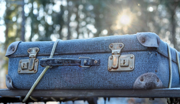 Zloděj vykradl sklep v Neředíně. Odnesl si z něj aviváže, kufry, prášky na praní i alkohol
