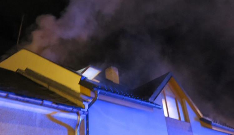 FOTO: V Olomouci hořel rodinný dům. Z komína šlehaly velké plameny