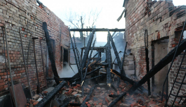 FOTO/VIDEO: Požár rodinného domu, stodol a přístaveb ráno likvidovalo deset jednotek hasičů. Vznikla škoda za miliony