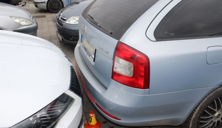 Řidiči škodovek se neshodli na tom, kdo může za poškození auta, které bylo zaparkované u nákupního centra