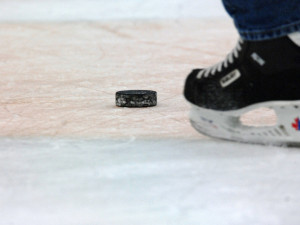 Fanoušek během hokejového zápasu hodil petardu na led. Hrozí mu až dva roky za mřížemi