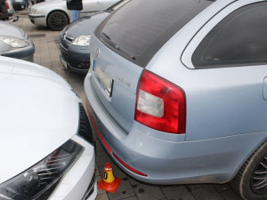 Řidiči škodovek se neshodli na tom, kdo může za poškození auta, které bylo zaparkované u nákupního centra