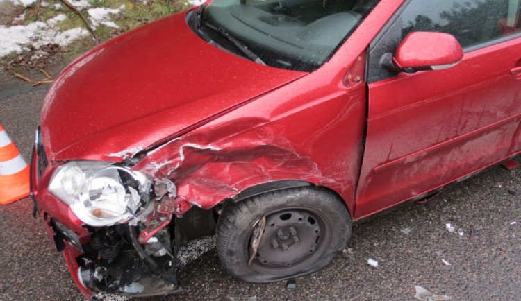 Muž nestihl včas zareagovat na řidiče, který jel před ním a chtěl odbočit. Přejel do protisměru, kde se srazil s protijedoucím autem