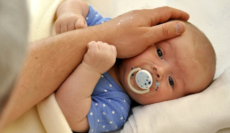 V prostějovské nemocnici se narodilo první letošní dítě. Je to holčička a jmenuje se Adélka