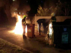 Během silvestrovské noci hasiči likvidovali jen požáry popelnic. Policie řešila dopravní nehody a stížnosti
