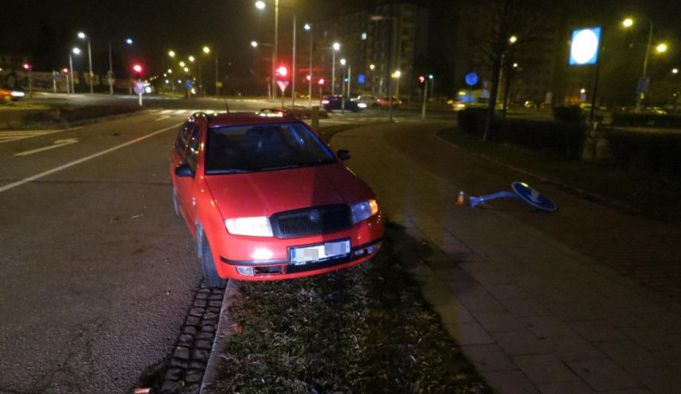 Opilý řidič nezvládl na Nový rok odbočit ve Velkomoravské ulici, porazil značku a skončil mimo silnici