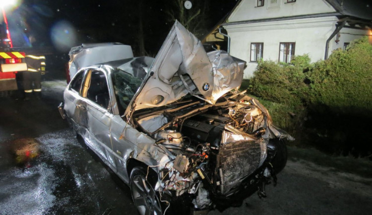 Opilý řidič nezvládl zatáčku a sjel do řeky. Za sebou zanechal doslova spoušť