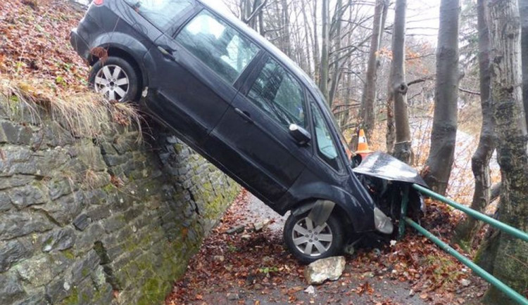 Řidič po zaparkování špatně zatáhl ruční brzdu, auto se rozjelo z kopce dolů a zastavilo až o zábradlí
